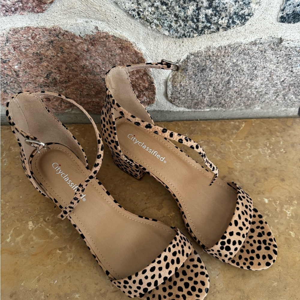 Cityclassified Women's Tan and Black Heels